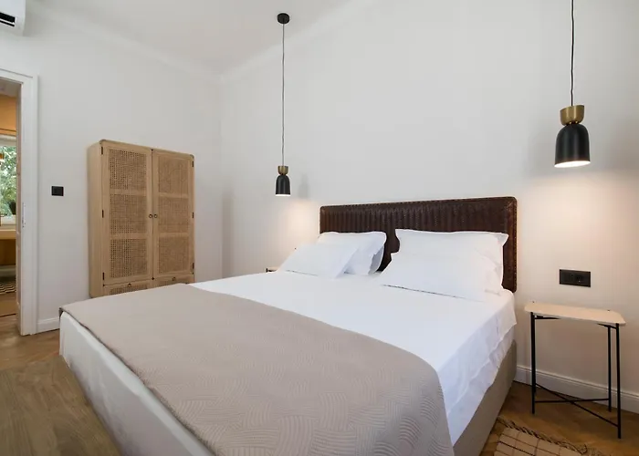 Luxury Bella - Centre W Free Parking Apartment