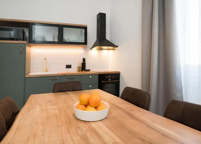 Luxury Bella - Centre W Free Parking Apartment *