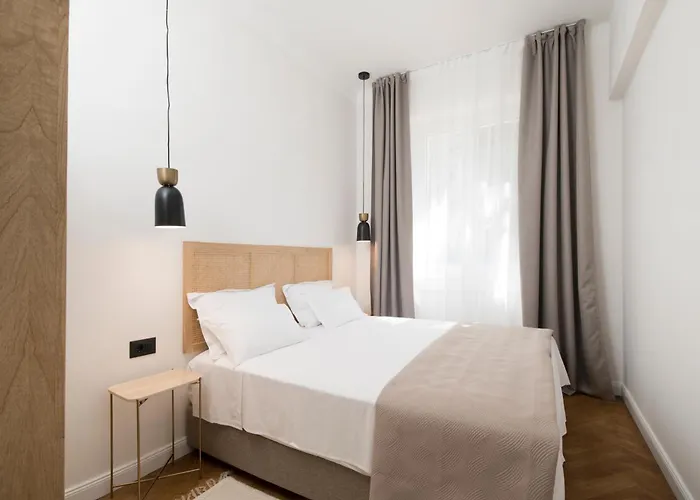 Luxury Bella - Centre W Free Parking 公寓